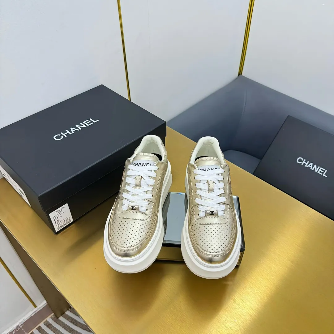 👟👟Ex-factory price 600👟👟 Upgraded version, upgraded version, upgraded version! No rebuttal accepted! ! ! ! Chanel Chanel panda shoes! 2025 counter's top casual sports shoes. This classic design; the upper is electro-embroidered with a variety of techniques; the outsole is fashionable and sporty; the unusual inclusion of a variety of color matching elements... The diversified mix and match is very good-looking and versatile, and can be used for leisure, fashion, sports, and outdoor... ꫛꫀꪝ Go➫ Materials: ❶Upper made of: original imported first-layer silk cowhide + original waterproof cloth + original first-layer cowhide ❷Inner lining: Original Yangli+Net ❸Outsole based on: Original TPU combination outsole Counter boutique packaging complete set for women 35–41 👉 👉
